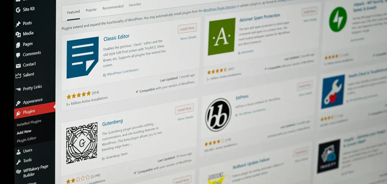 Écran d'ordinateur affichant l'interface de gestion des plugins WordPress, montrant des extensions populaires comme Classic Editor et Gutenberg.