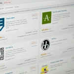 Écran d'ordinateur affichant l'interface de gestion des plugins WordPress, montrant des extensions populaires comme Classic Editor et Gutenberg.